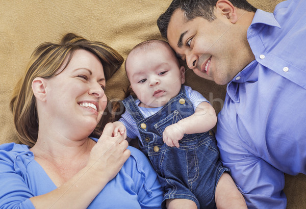 Stockfoto: Halfbloed · familie · spelen · deken · gezicht · omhoog