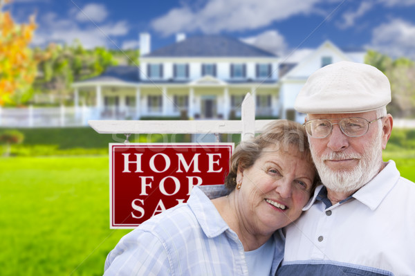Heureux couple de personnes âgées vente signe maison Photo stock © feverpitch