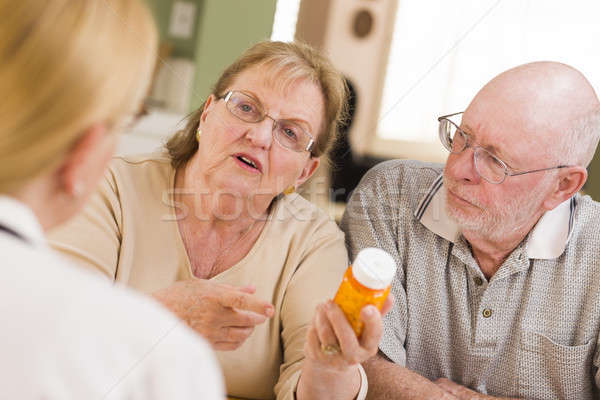 Orvos nővér magyaráz vényköteles gyógyszer idős figyelmes Stock fotó © feverpitch