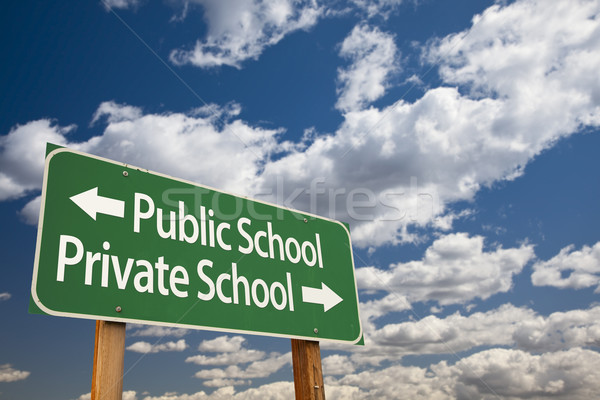 Nyilvános iskola zöld jelzőtábla égbolt drámai Stock fotó © feverpitch