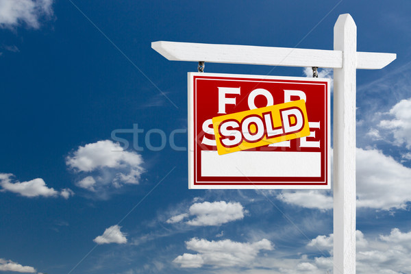 Sprzedany sprzedaży nieruchomości podpisania Błękitne niebo Zdjęcia stock © feverpitch