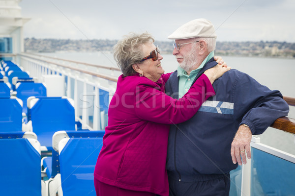 Idős pár élvezi fedélzet tengerjáró hajó boldog kilátás Stock fotó © feverpitch
