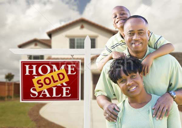 African american famiglia casa venduto segno felice Foto d'archivio © feverpitch