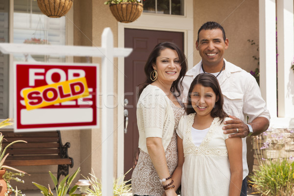 Latino familie nieuw huis uitverkocht teken moeder Stockfoto © feverpitch