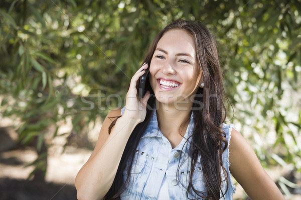 Foto stock: Jóvenes · femenino · hablar · teléfono · celular · fuera