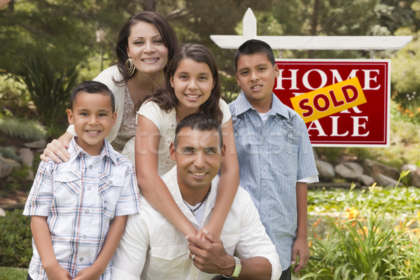Hispanic семьи проданный недвижимости знак счастливым Сток-фото © feverpitch
