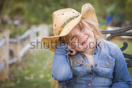 Cute giovane ragazza indossare cappello da cowboy posa ritratto Foto d'archivio © feverpitch