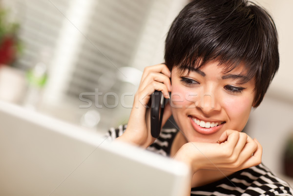 Zdjęcia stock: Dość · uśmiechnięty · kobieta · komórka · za · pomocą · laptopa
