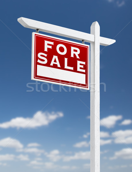Vânzare Imobiliare semna Blue Sky nori Imagine de stoc © feverpitch