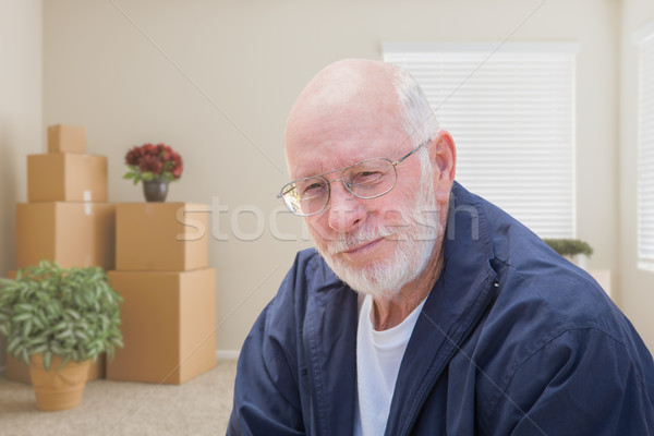 Idős férfi üres szoba költözködő dobozok ház szomorú Stock fotó © feverpitch