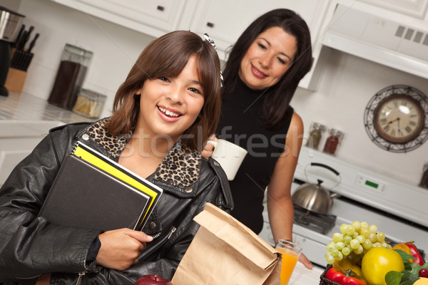 Foto stock: Bastante · hispânico · menina · pronto · escolas · mamãe