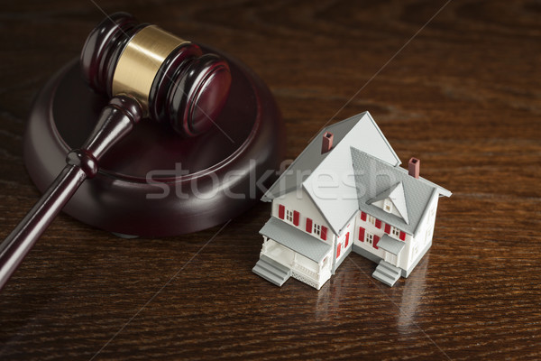 Foto stock: Martillo · pequeño · modelo · casa · mesa · mesa · de · madera