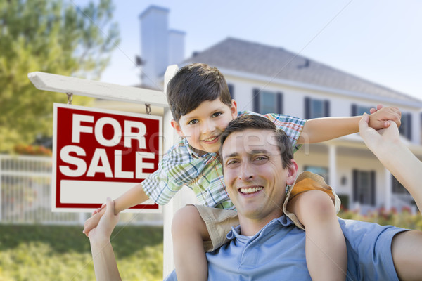 Foto stock: Filho · pai · piggyback · casa · venda