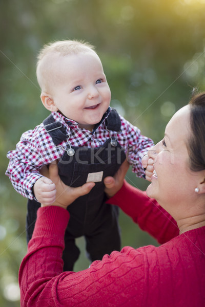 Foto stock: Pequeno · bebê · menino · mamãe · ao · ar · livre