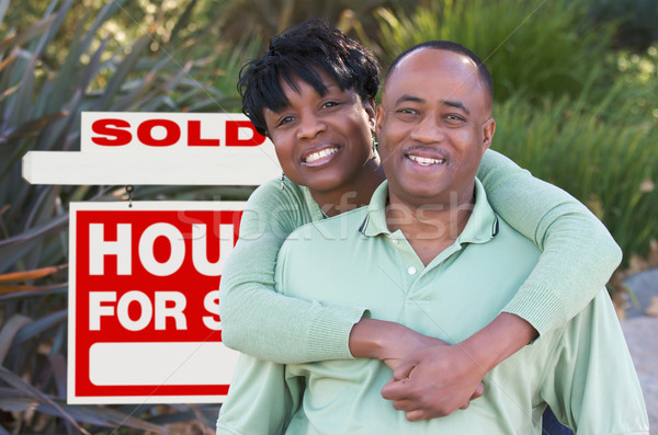 Boldog pár ingatlan felirat afroamerikai eladva Stock fotó © feverpitch