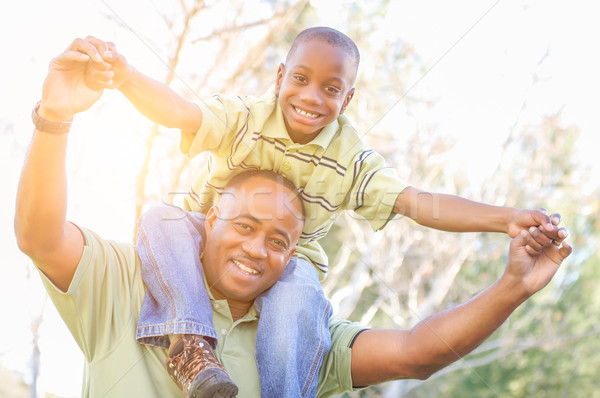 幸せ アフリカ系アメリカ人 父から息子 ライディング ピギーバック 屋外 ストックフォト © feverpitch