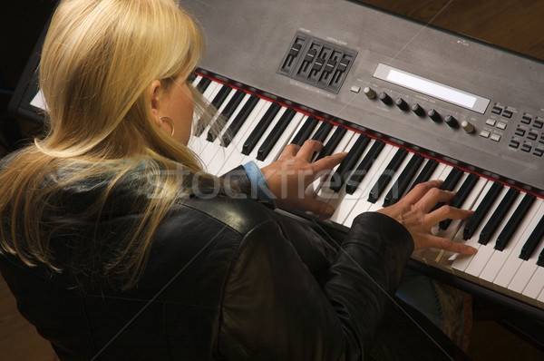 Weiblichen Musiker spielen digitalen Klavier Tastatur Stock foto © feverpitch