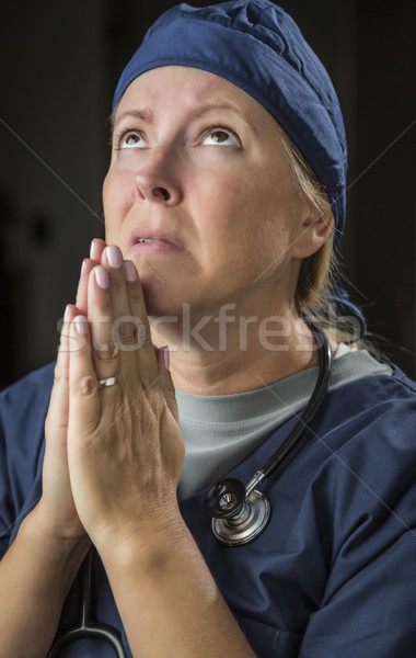 Gebed vrouwelijke arts verpleegkundige handen Stockfoto © feverpitch