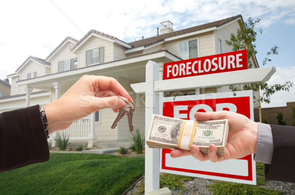 Pénz ház kulcsok zálogjog érvényesítése felirat kezek Stock fotó © feverpitch