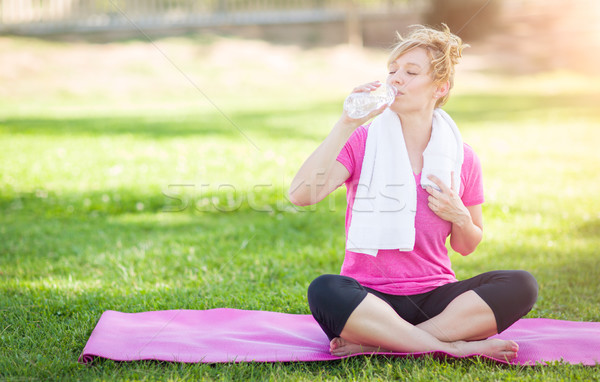 Jonge geschikt volwassen vrouw buitenshuis yogamat Stockfoto © feverpitch