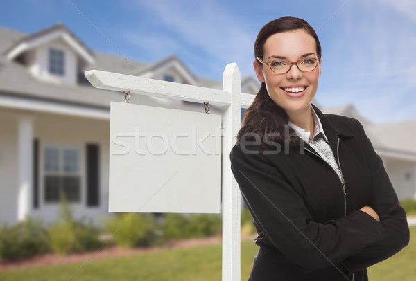 Mujer casa inmobiliario signo atractivo grave Foto stock © feverpitch