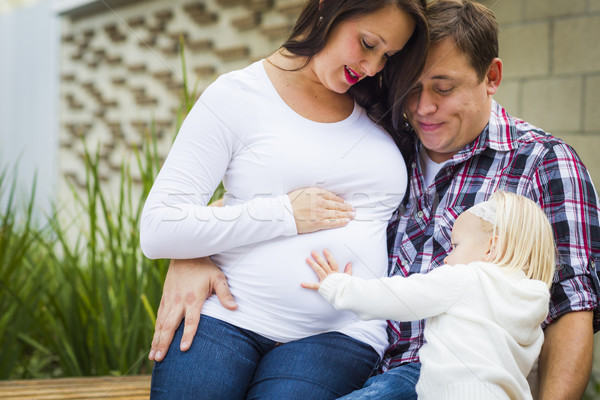 Liebenswert jungen schwanger Eltern Hand Stock foto © feverpitch