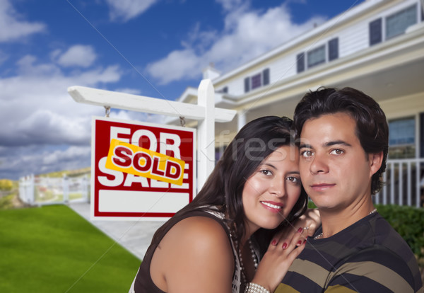 Latino paar nieuw huis uitverkocht onroerend teken Stockfoto © feverpitch