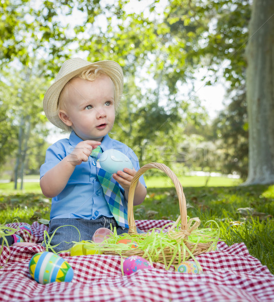 Cute mały chłopca Easter Eggs na zewnątrz Zdjęcia stock © feverpitch