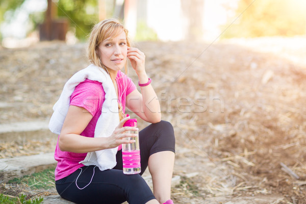 Jeunes s'adapter adulte femme extérieur serviette [[stock_photo]] © feverpitch