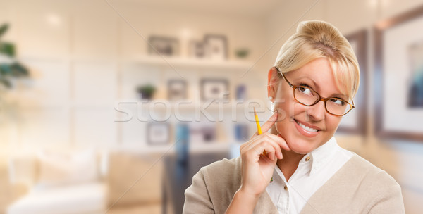 Schönen expressive Studenten Geschäftsfrau Bleistift aus Stock foto © feverpitch