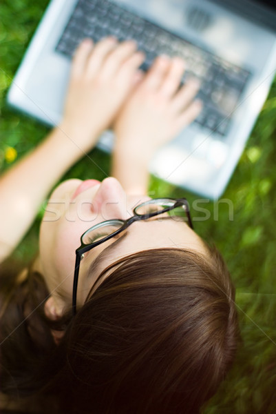 Stok fotoğraf: Kız · dışında · dizüstü · bilgisayar · portre · genç · kadın · sörf