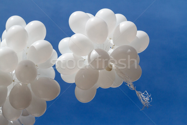 Alb baloane cer afara Blue Sky lumina Imagine de stoc © fogen