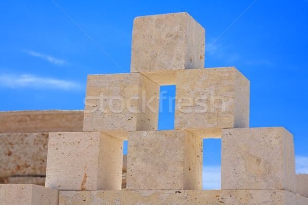 Piatra de var blocuri gata Blue Sky construcţie piatră Imagine de stoc © fogen