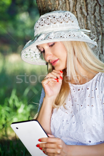 Foto stock: Menina · ipad · beautiful · girl · leitura · notícia · assistindo