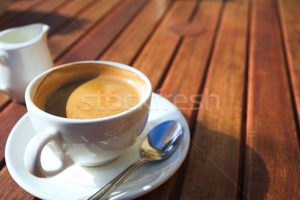 Tazza di caffè caffè tavolo in legno outdoor cafe Foto d'archivio © Forgiss