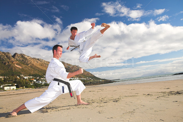 Férfiak gyakorol karate tengerpart fiatal felnőtt fekete Stock fotó © Forgiss