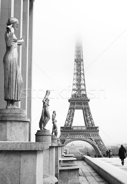 Paris altın heykel ön plan Eyfel Kulesi Fransa Stok fotoğraf © Forgiss