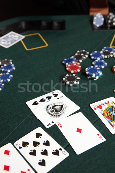 Foto d'archivio: Carta · gioco · d'azzardo · carte · da · gioco · chip · giocatori · in · giro