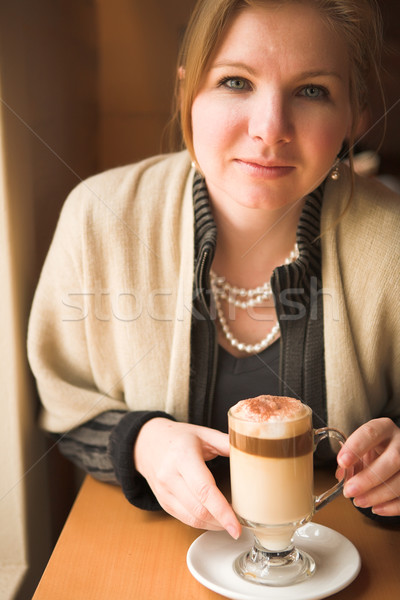 Blond volwassen vrouw kaukasisch vergadering natuurlijk licht Stockfoto © Forgiss