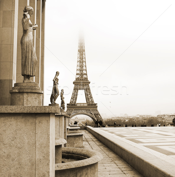 Paryż złoty posąg pierwszy plan Wieża Eiffla Francja Zdjęcia stock © Forgiss
