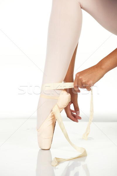 Balettcipő fiatal női balett-táncos mutat nyakkendő Stock fotó © Forgiss