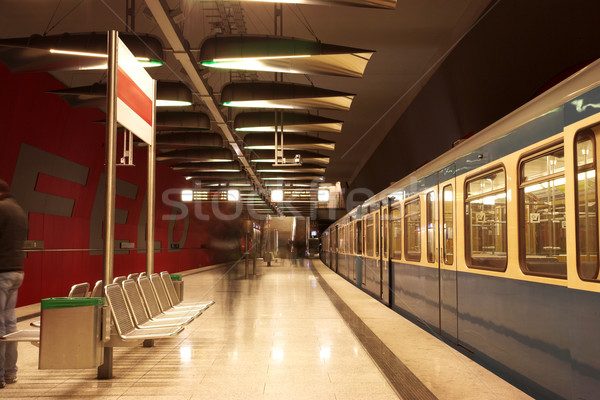 地下 · 火車站 · 運動 / moving train in a underground train