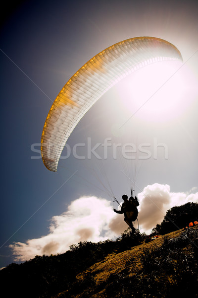 Munte galben alb soare in spatele siluetă Imagine de stoc © Forgiss