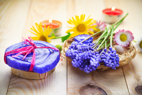 Lucrat manual săpun flori masa de lemn floare sănătate Imagine de stoc © fotoaloja