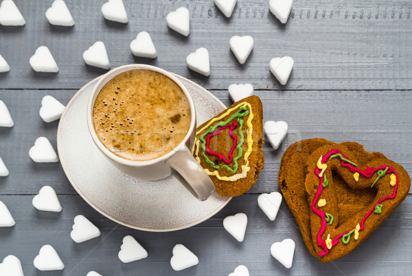 Foto stock: San · Valentín · taza · café · terrones · de · azúcar · tortas · corazón