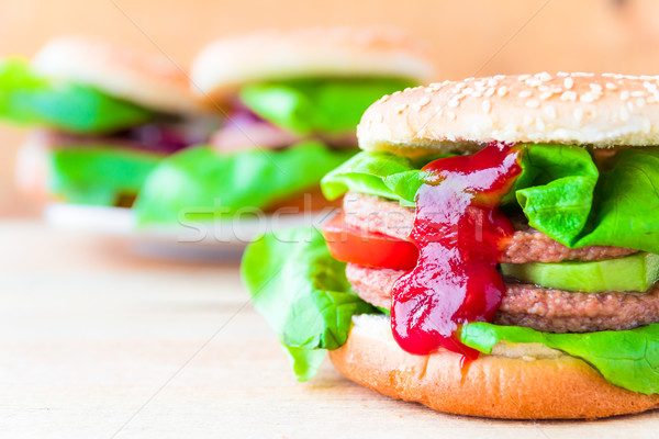 Appetitlich groß Cheeseburger frischen Salat Gurken Stock foto © fotoaloja