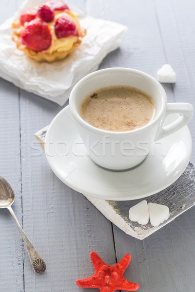 Xícara de café leite doce sobremesa bolo morangos Foto stock © fotoaloja