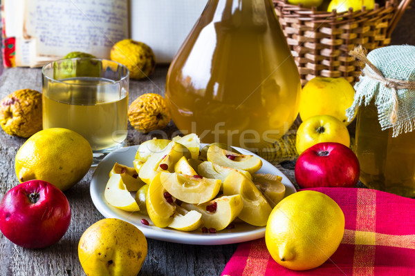 Alcohol kweepeer likeur vruchten houten Stockfoto © fotoaloja