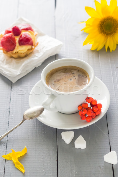 Xícara de café leite doce sobremesa bolo morangos Foto stock © fotoaloja