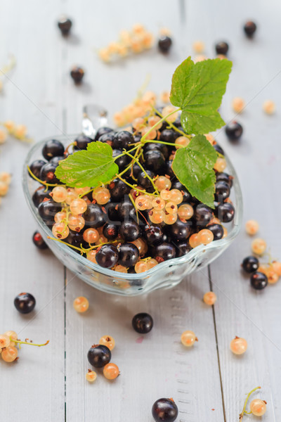 Gyümölcsök fehér fekete csészealj fa asztal nyár Stock fotó © fotoaloja